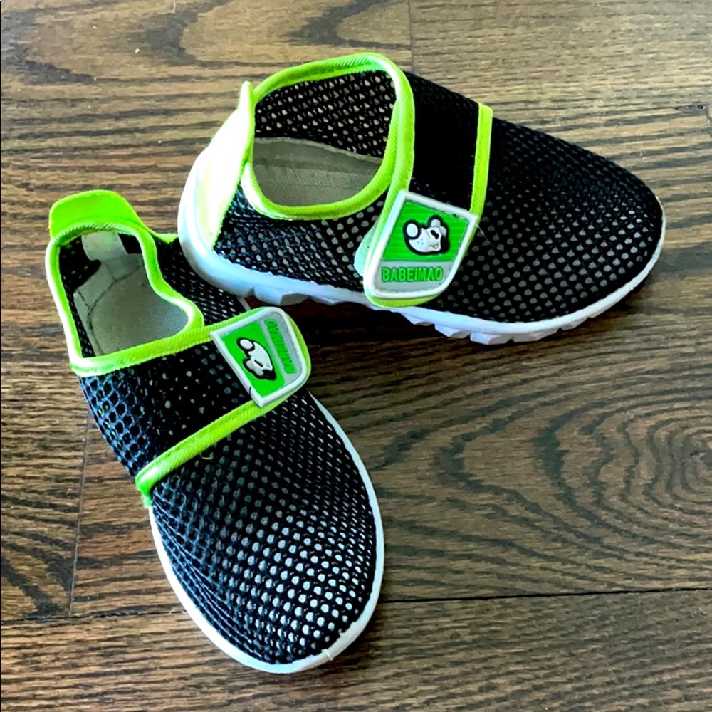 BABEIMAO toddler size 11.5 water shoes.